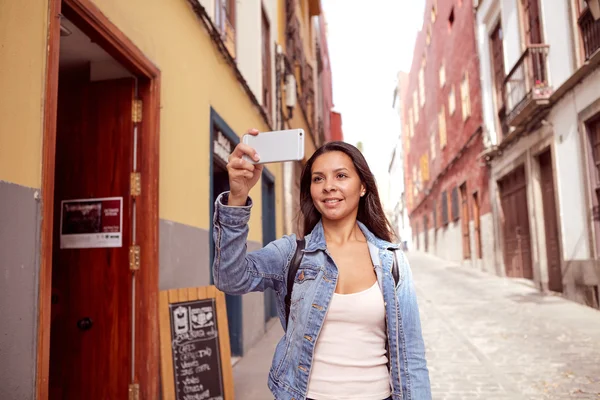 Femme touriste prendre des photos — Photo