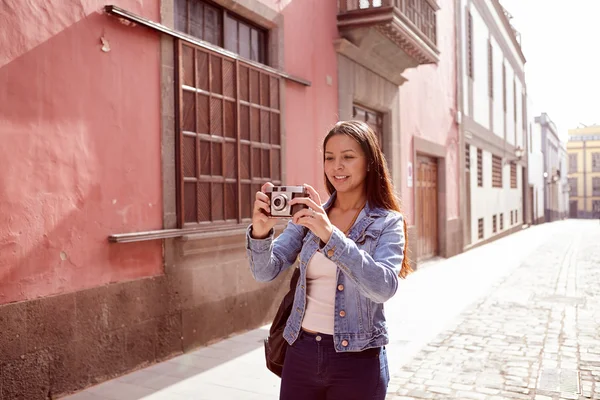 Chica bastante joven tomando una foto con su cámara — Foto de Stock