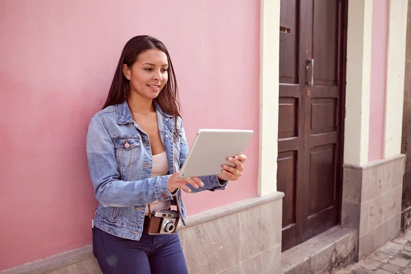 Chica bastante sonriente con una tableta PC — Foto de Stock