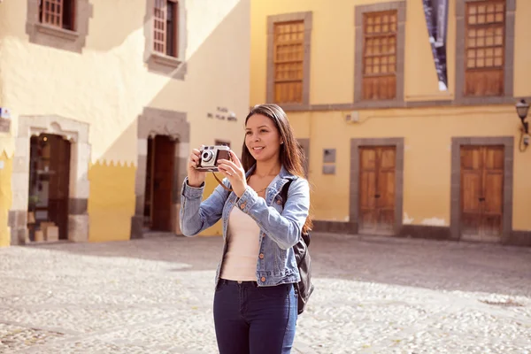 Красивая молодая девушка фотографирует туристов — стоковое фото