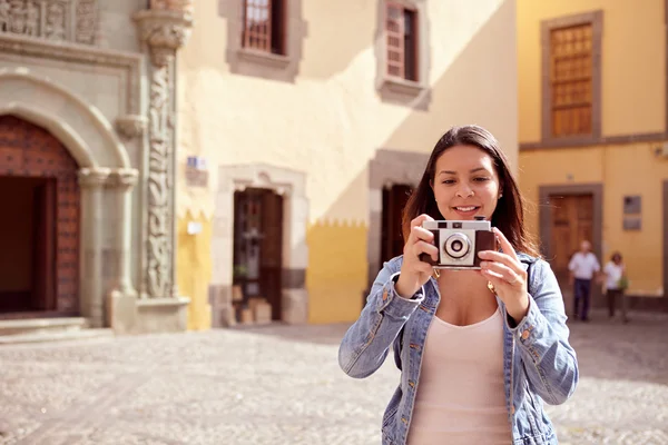 Joven turista con cámara — Foto de Stock