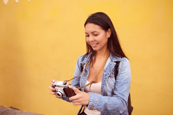 Joven chica turista con cámara — Foto de Stock