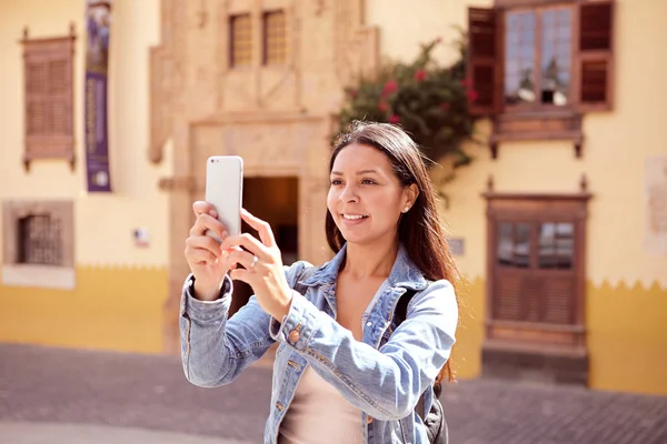 Chica bonita tomando fotos en el teléfono celular — Foto de Stock