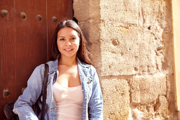 Pensativo chica joven mirando a la cámara — Foto de Stock