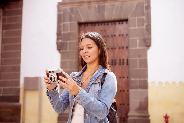 Chica bonita pensando tomando una foto — Foto de Stock