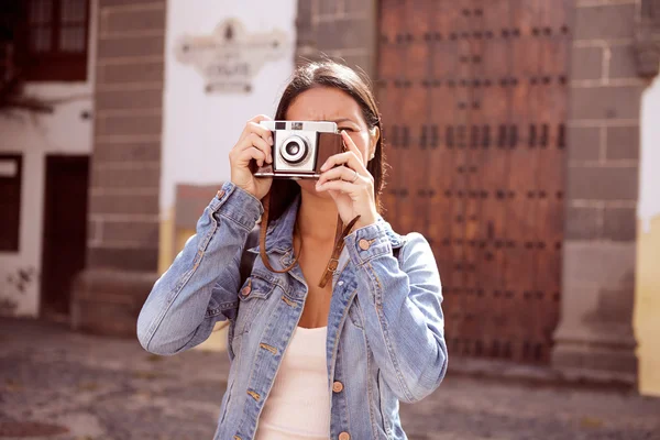 かわいい若い女性が写真を撮る — ストック写真