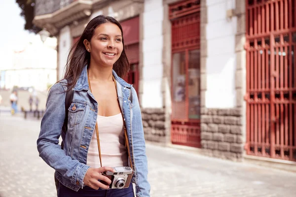 Девушка туристка с каметой — стоковое фото