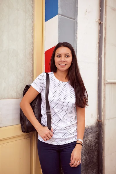 Chica turista apoyada contra pilar — Foto de Stock