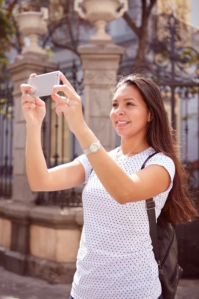 Felizmente sonriente chica joven tomando fotos — Foto de Stock