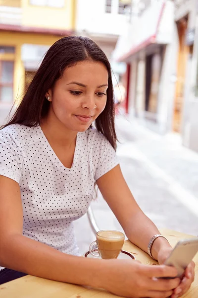 Chica feliz sonriendo en su teléfono celular — Foto de Stock