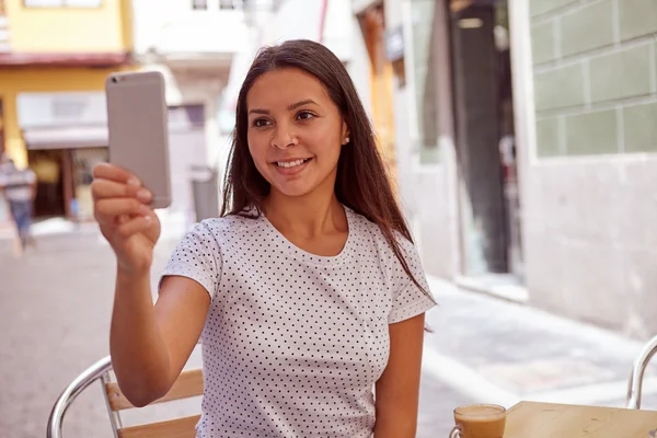 Felizmente sonriente chica joven tomando fotos — Foto de Stock