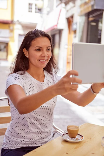 Felizmente sonriente chica joven tomando fotos — Foto de Stock