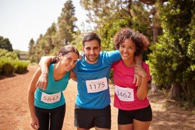 Üç mutlu koşucular tamamlanan yarış