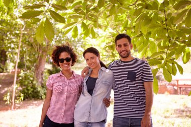 Üç arkadaş ağacın gölgede