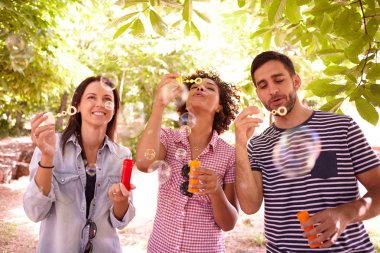 arkadaşlar kabarcıklar ile eğleniyor