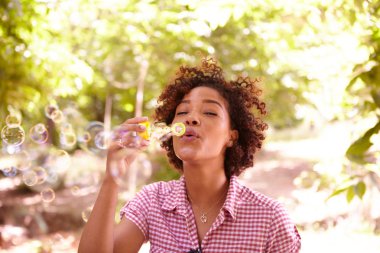  Sabun köpüğü üfleyen kız