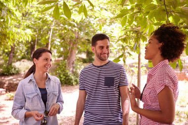 Fıkralar ve gülerek mutlu arkadaşlar