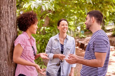 Ormanda üç genç insanlar