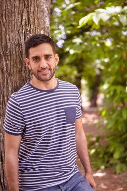 genç adam karşı ağaca yaslanmış