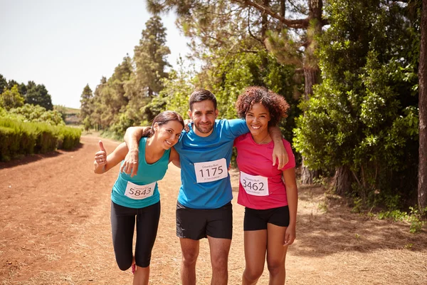 Drie lopers viert race beëindigen — Stockfoto