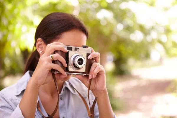 Femme prenant des photos avec caméra — Photo