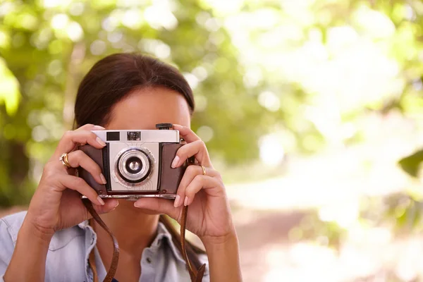 Mujer tomando fotos con cámara — Foto de Stock