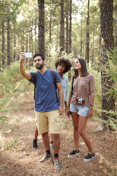 숲에서 selfie를 복용 하는 친구 — 스톡 사진