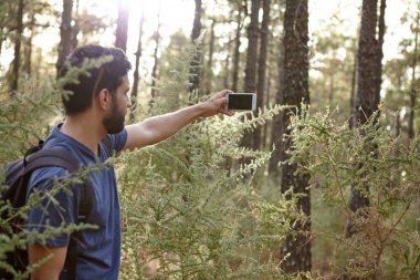  adam bir ormanda fotoğraf çekmek