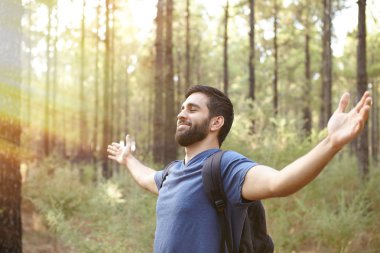 Mutlu genç adam duygu orman