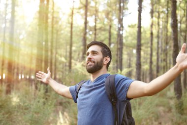 Genç adam çam ormanı karşılama