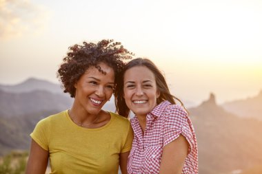 Doğada poz gülümseyen genç kızlar