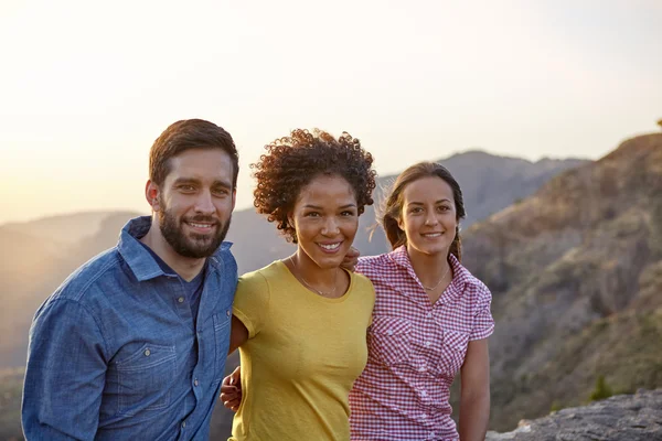 Amigos posando para foto na montanha — Fotografia de Stock