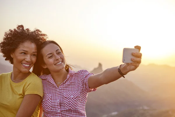 산에서 selfie를 복용 하는 여자 친구 — 스톡 사진
