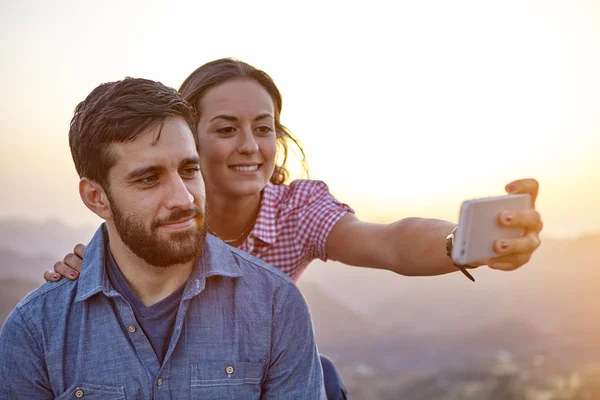 Casal tomando selfie nas montanhas — Fotografia de Stock