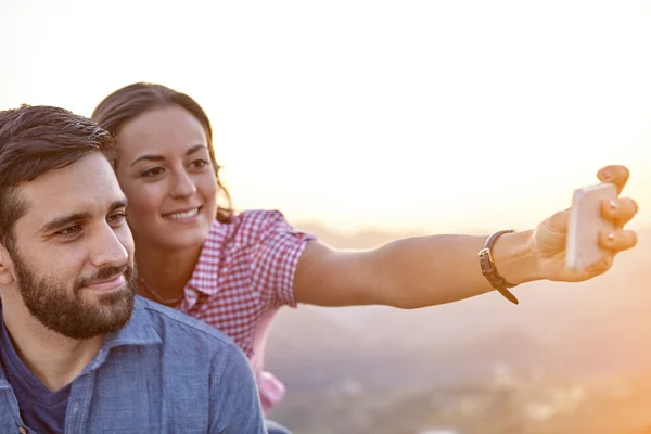 Casal feliz no topo da montanha — Fotografia de Stock