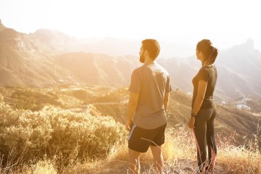 Genç hayran Dağ Manzaralı Çift