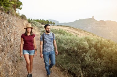 Dağda sırt çantası ile genç Çift