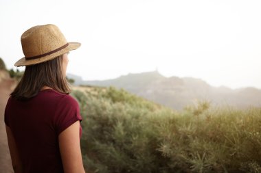 Dağın üstünden bakan kız