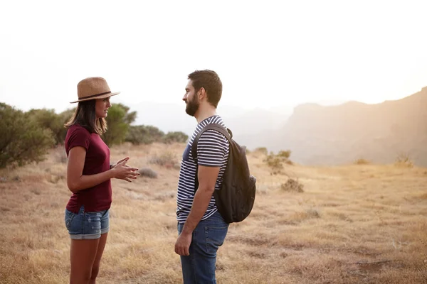 Bella giovane coppia che parla in montagna — Foto Stock