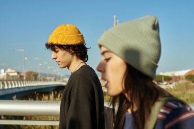 Gün boyunca köprüde yürürken sohbet eden sevimli beyaz bir çift.