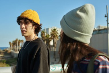 Gün boyunca köprü boyunca yürürken sohbet eden sevimli beyaz bir kız.