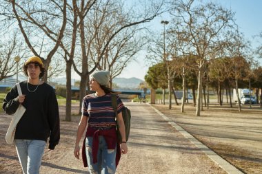 Sevimli, genç, beyaz bir çift gün boyunca yolda yürürken ilginç bir sohbet yapıyorlar.