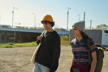 Genç beyaz bir çift, gün boyunca birlikte dışarıda yürürken ilginç bir sohbet yapıyorlar.