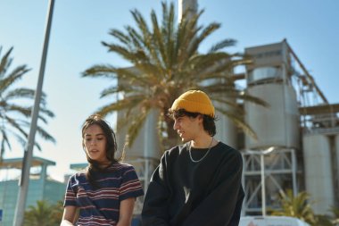 Nişanlı bir oğlan ve kız dışarıda oturup konuşuyorlar.