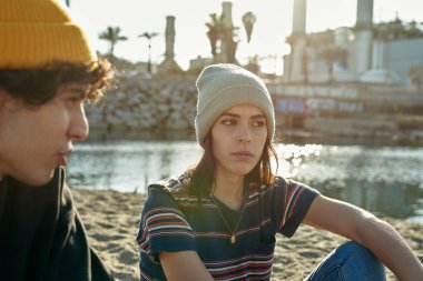 Gün boyunca kumsalda birlikte oturan sevimli beyaz bir çift.