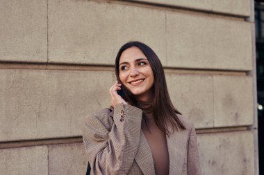 Parlayan bayan dışarıda dikilirken ve uzaklara bakarken