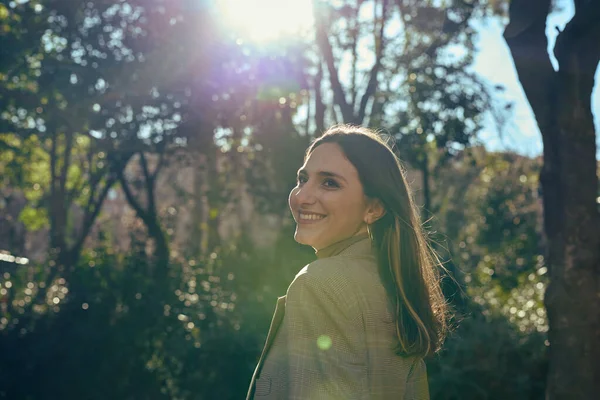 Délicieuse Jeune Femme Debout Dans Parc Regardant Par Dessus Son — Photo