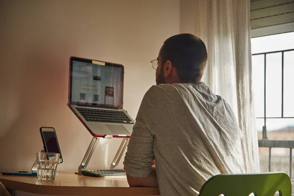 Occupied Guy Leaning His Elbows Desk While Looking His Laptop — Stock Photo, Image