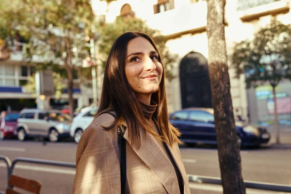 Una Señora Contenta Pie Calle Mientras Mira Distancia Sonríe — Foto de Stock