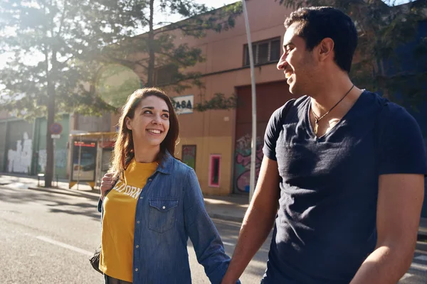 Pareja Joven Sonriente Camina Por Una Calle Ciudad Día Soleado —  Fotos de Stock